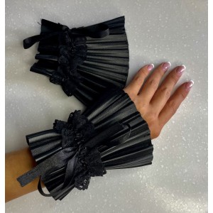 Плісовані манжети-наручники зі шкірозамінника. Photo 2