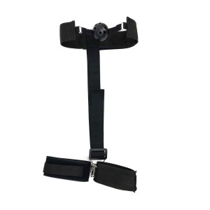 Кляп з пластиковою кулею та наручниками Art of Sex - Handcuffed Gag чорний. Photo 3